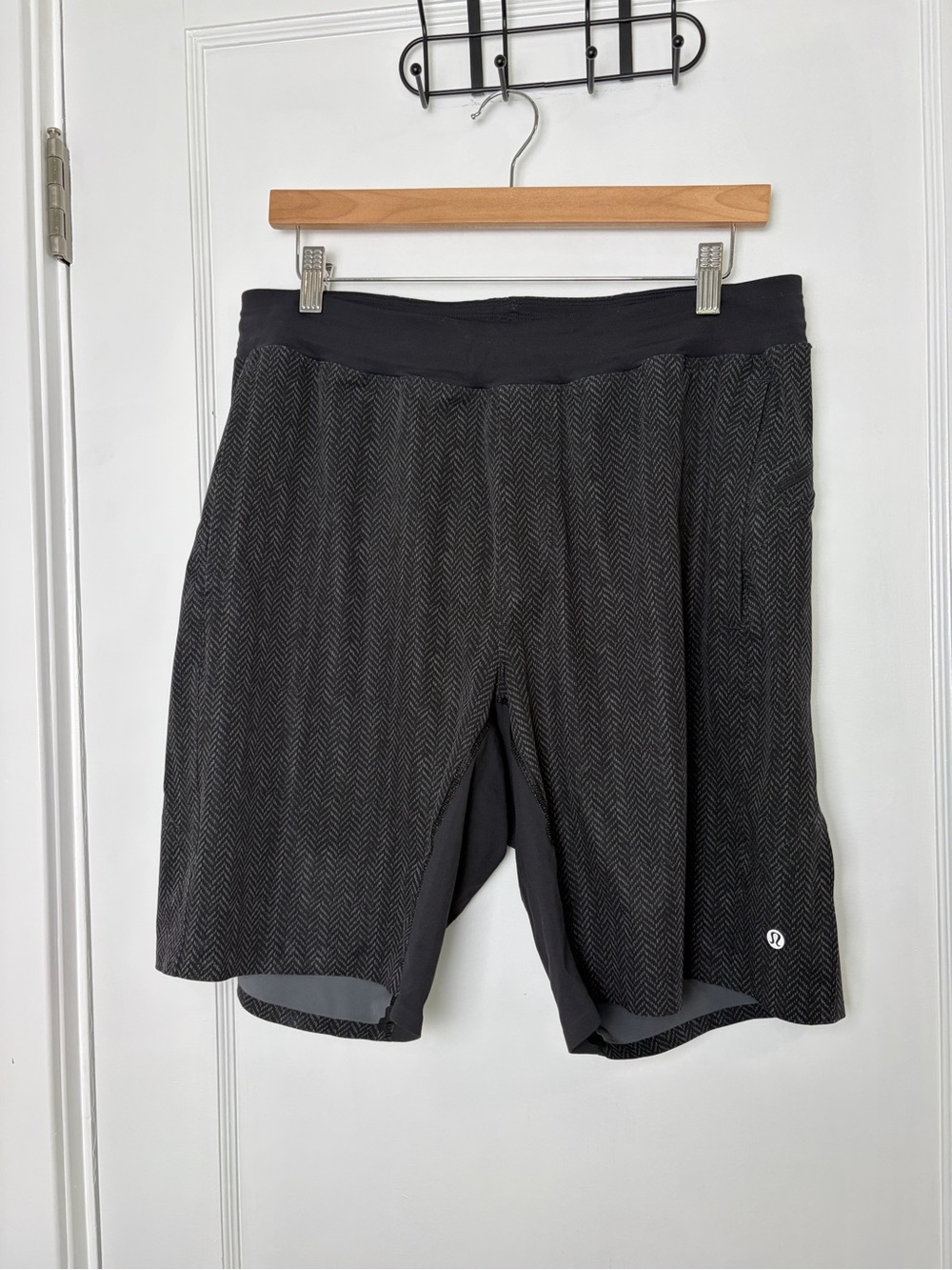 Lululemon men’s Shorts 9” Large